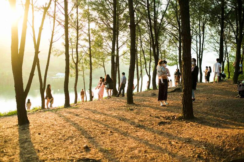 Khung cảnh hoàng hôn tuyệt đẹp trên Đồi Vọng Cảnh Huế, với bầu trời chuyển màu rực rỡ và ánh sáng vàng cuối ngày chiếu xuống sông Hương.